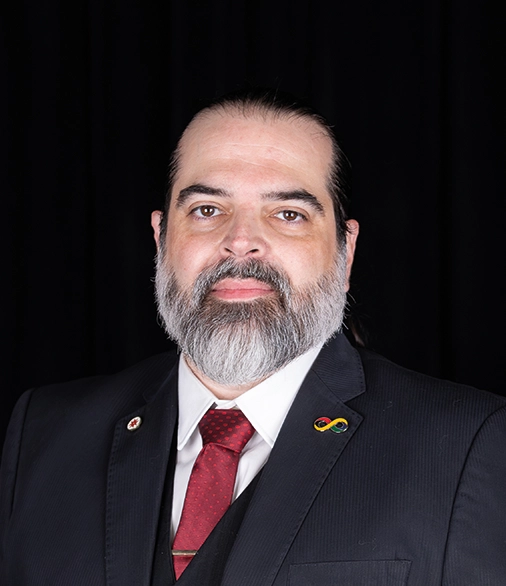 Foto do maestro José Luiz Ribalta, regente da Orquestra Visconde de Porto Seguro